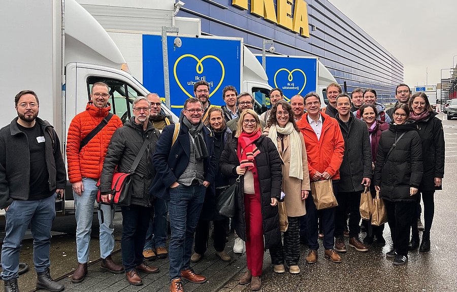 Exkursionsteilnehmer Amsterdam vor IKEA