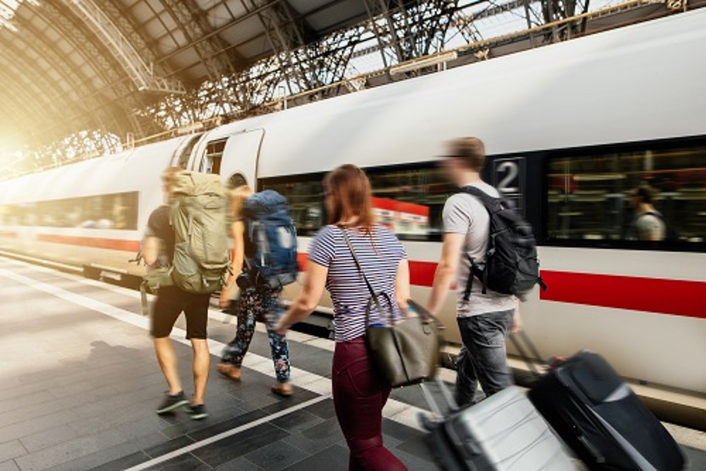 Resiende Menschen am Bahnsteig vor einem ICE