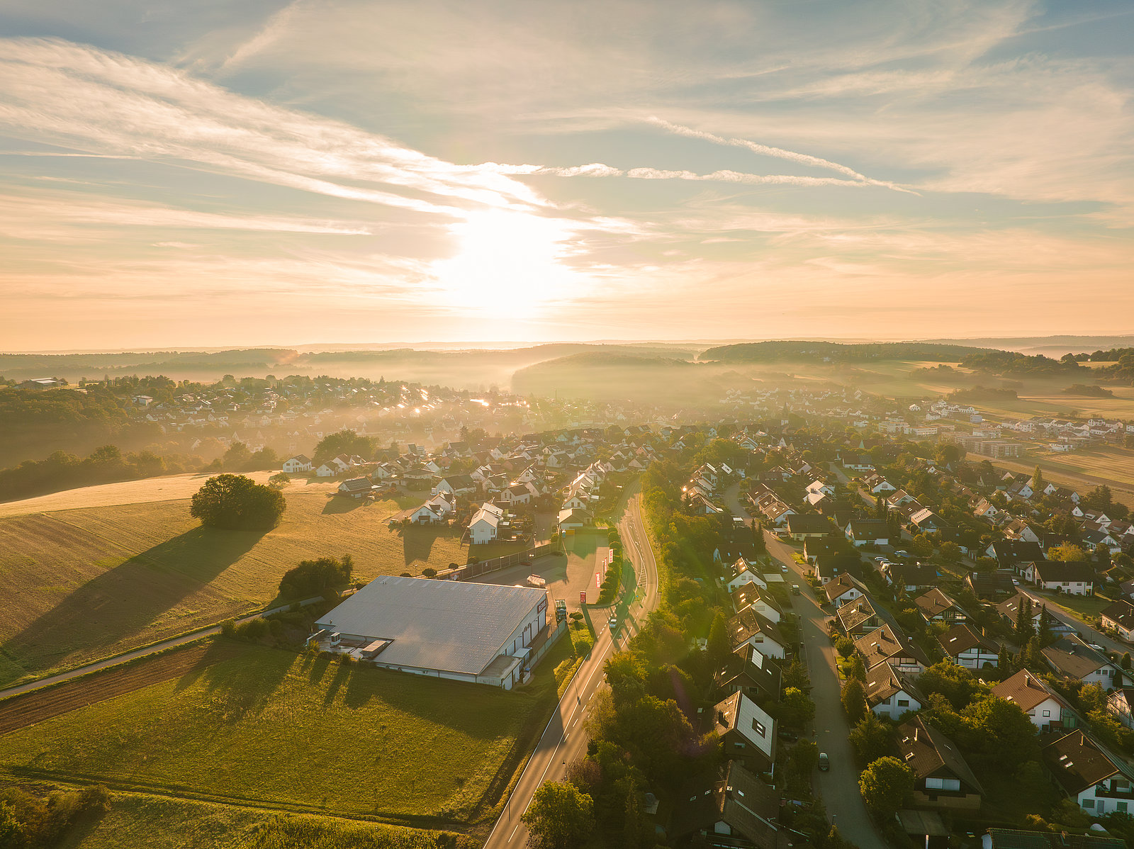 Dorf im Landkreis Calw Dorf im Landkreis Calw neben Feldern und Wald