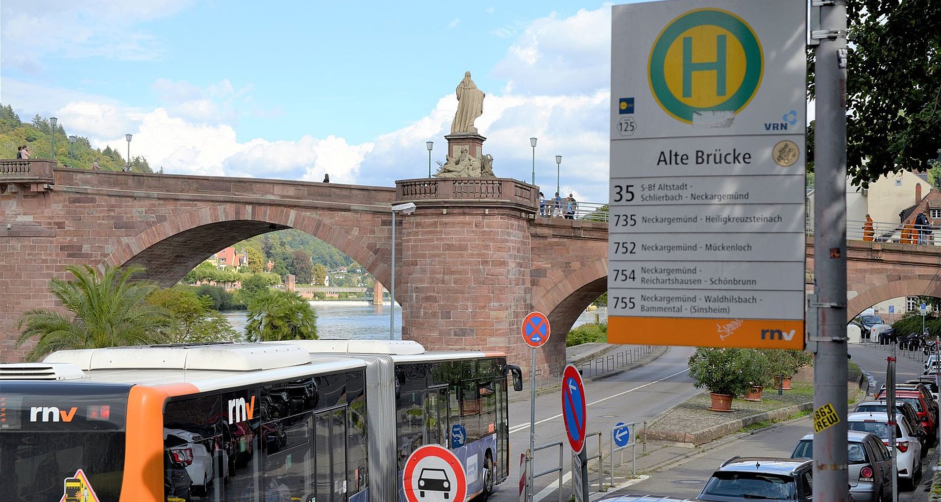 Bus steht an der Heidelberger Bushaltestelle "Alte Brücke"