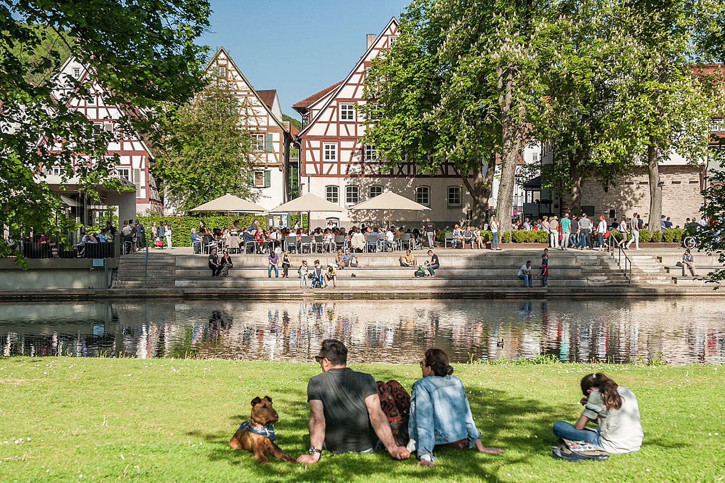 Menschen auf Wiese am Fluss Nagold