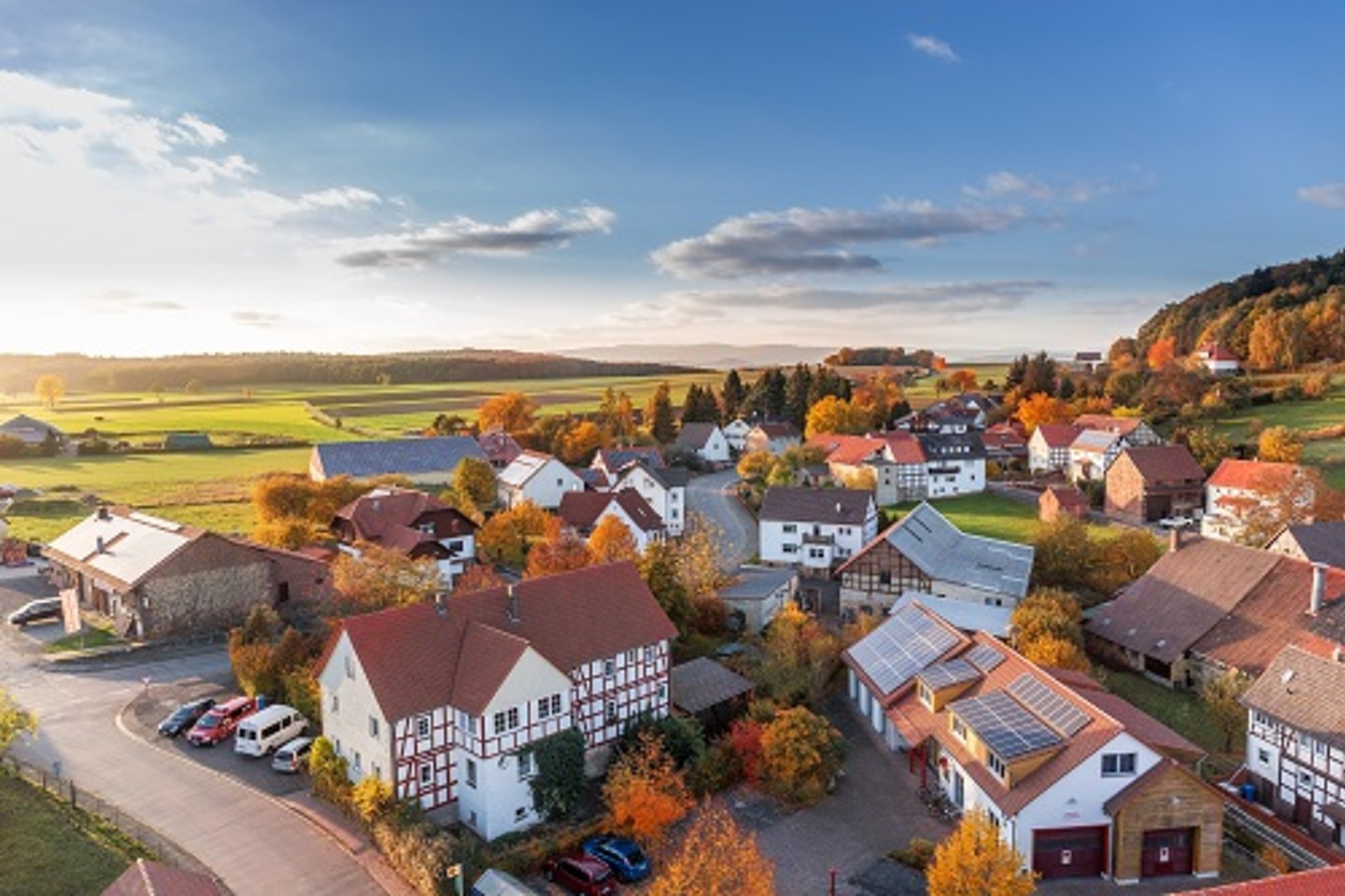 Blick auf Stadtkern aus Vogelperspektive eingebettet in Landschaft