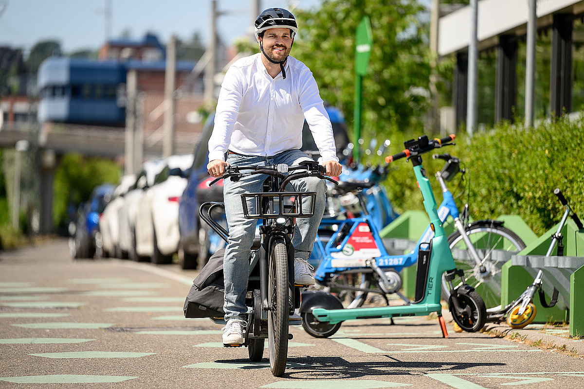 Mann fährt auf einem Lastenrad