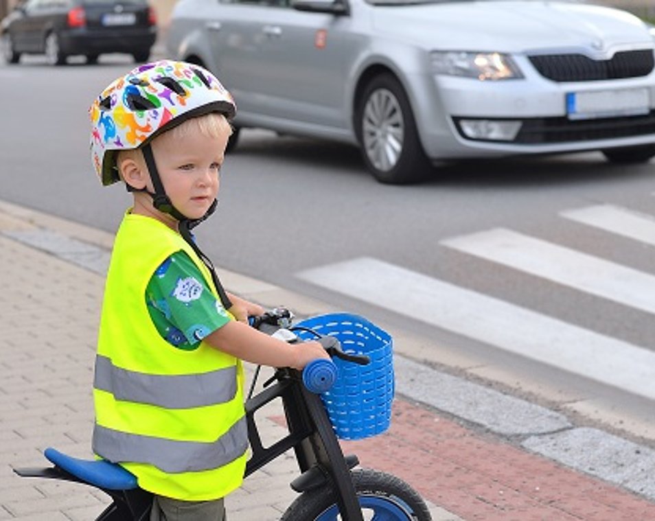 Junge auf einem Fahrrad vor einem Zebrastreifen