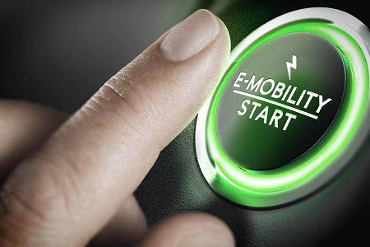 Finger vor Drücken auf Startknopf E-Mobilität