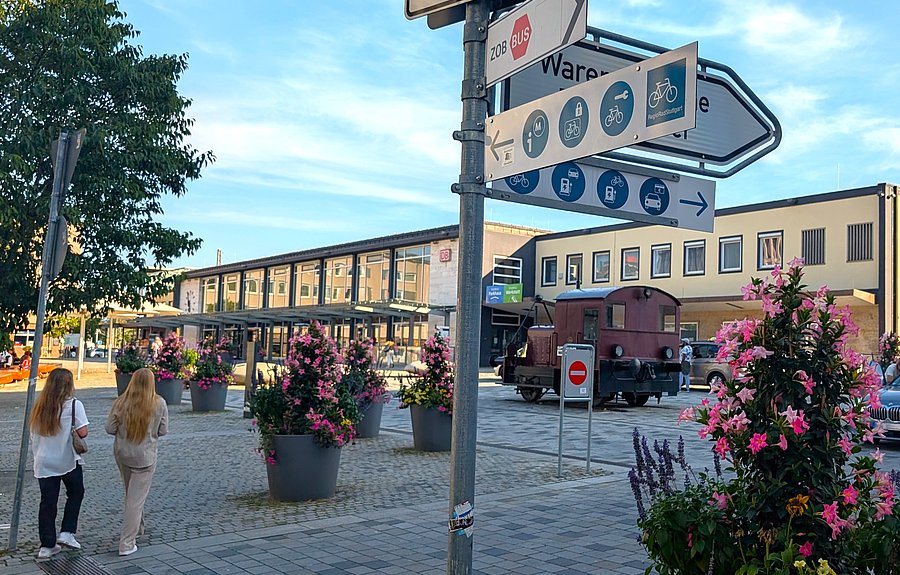 Beschilderung für Radfahrende und E-Mobilisten am Bahnhof Göppingen