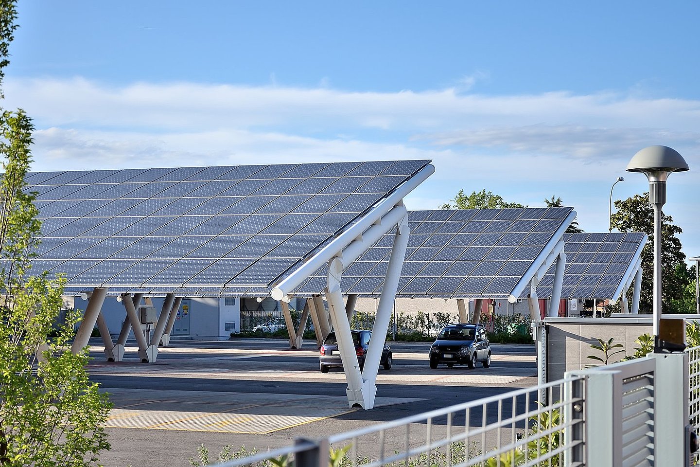 Photovoltaikanlagen auf einem Parkplatz