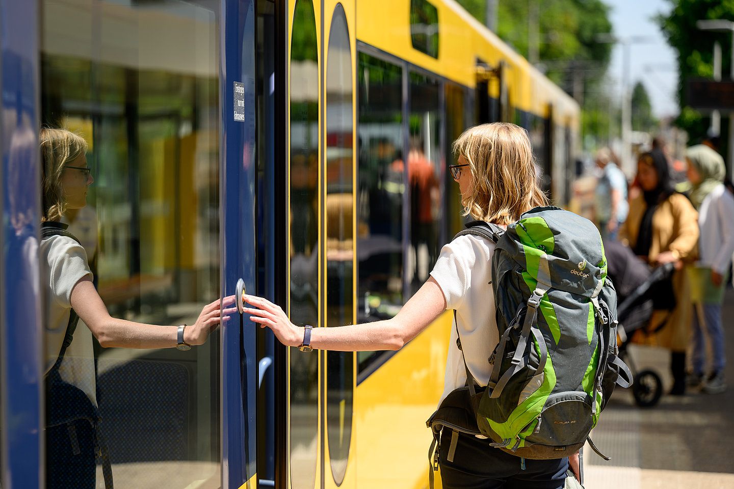 Eine junge Frau mit Rucksack steigt in die U-Bahn in Stuttgart-Vaihingen