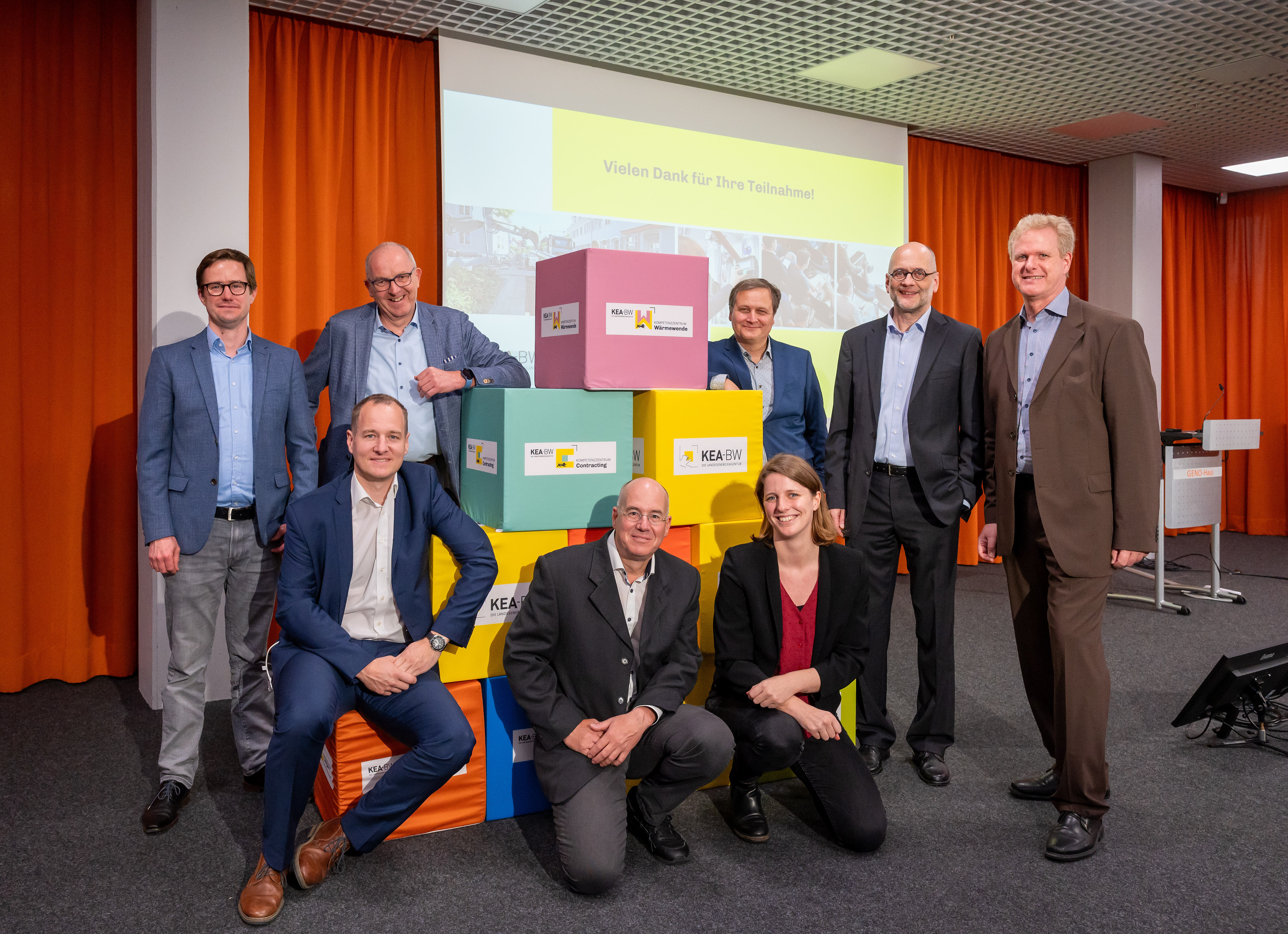 Das Bild zeigt sieben Teammitglieder des Kompetenzzentrums Wärmewende zuzüglich eines Kollegen aus Contracting