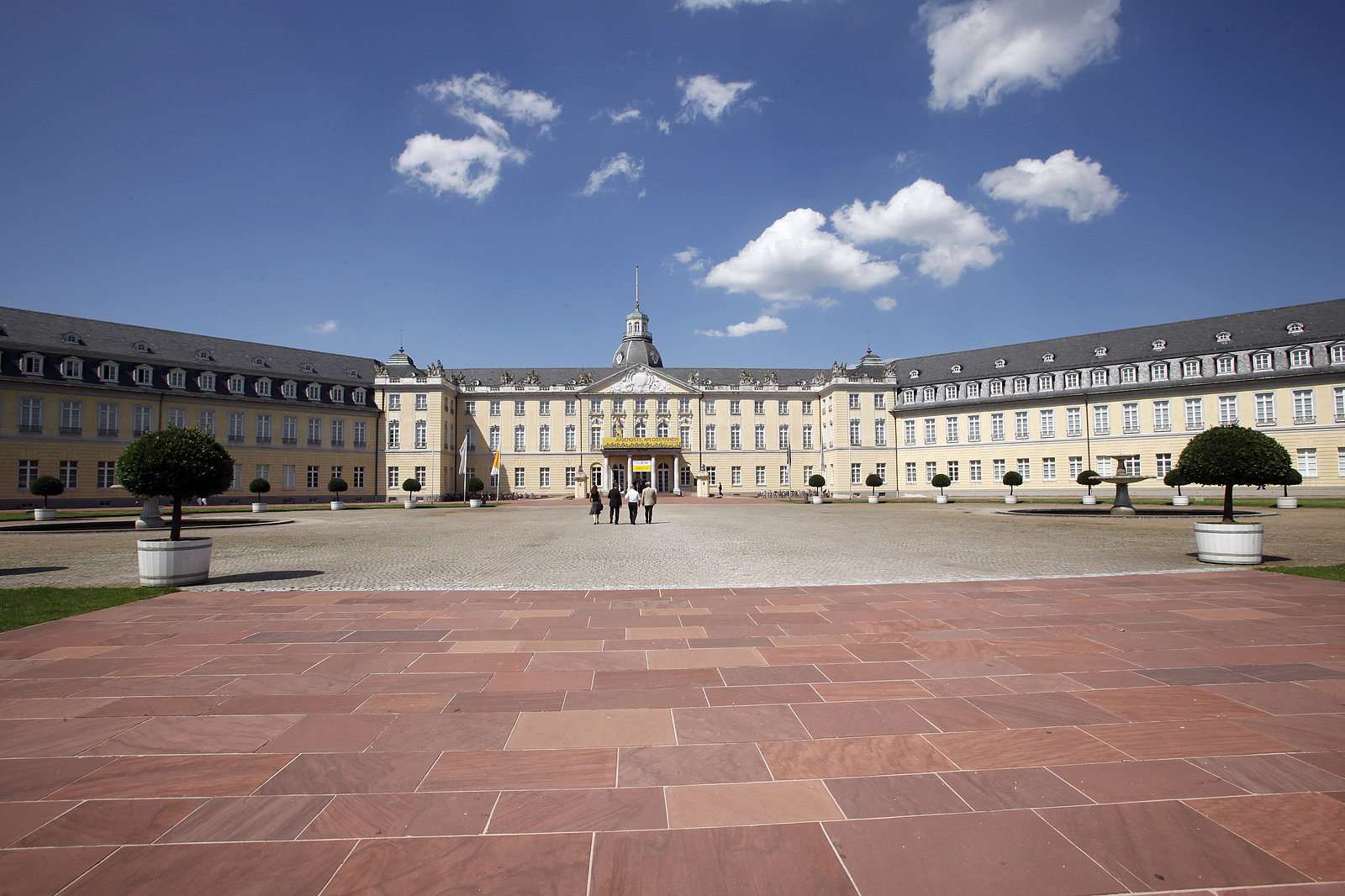 Das Foto zeigt das Karlsruher Schloss an einem sonnigen Tag..
