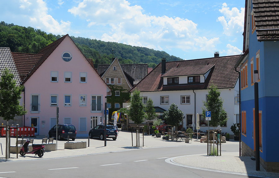 Ortsmitte von Braunsbach bei schönem Wetter