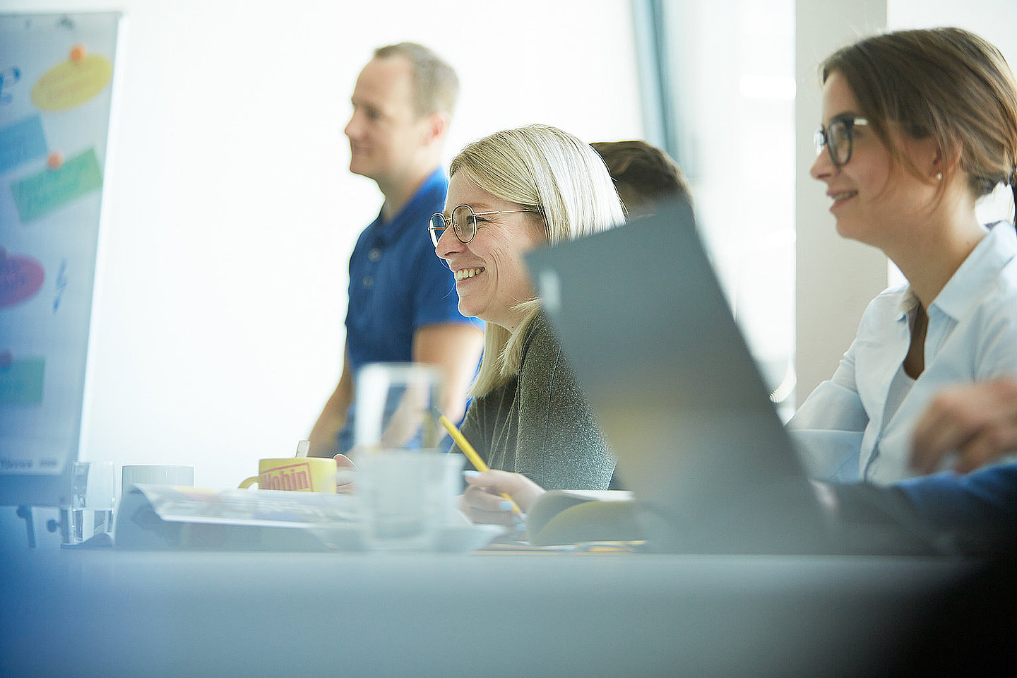 Lächelnde Menschen im Büro