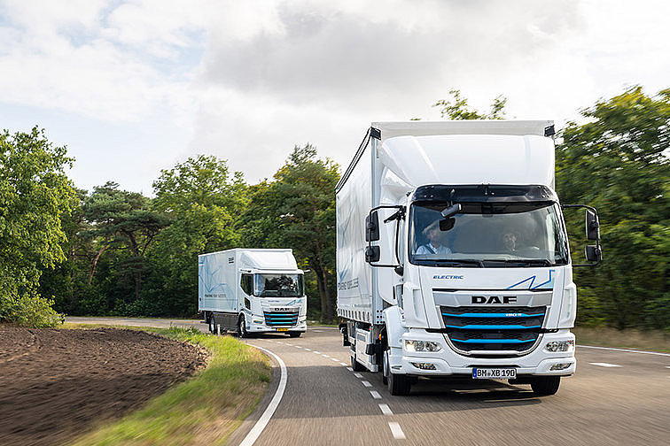 2 Elektro-LKW auf einer Landstrasse