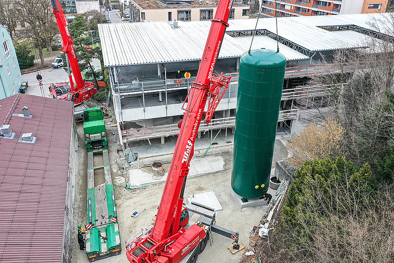 Mit der Installation eines 500 Kubikmeter großen Pufferspeichers kann überschüssige Wärme gespeichert und bei Bedarf genutzt werden. Bildquelle: Energiedienst AG.