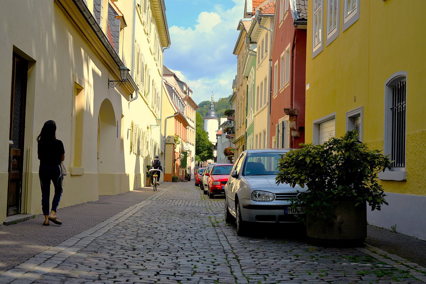 Parkende Autos auf einer kleinen Straße in der Innenstadt von Heidelberg