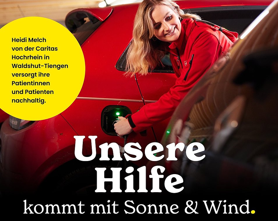 Heidi Melch von der Caritsa Hochrhein beim Auftanken eines E-Autos. 