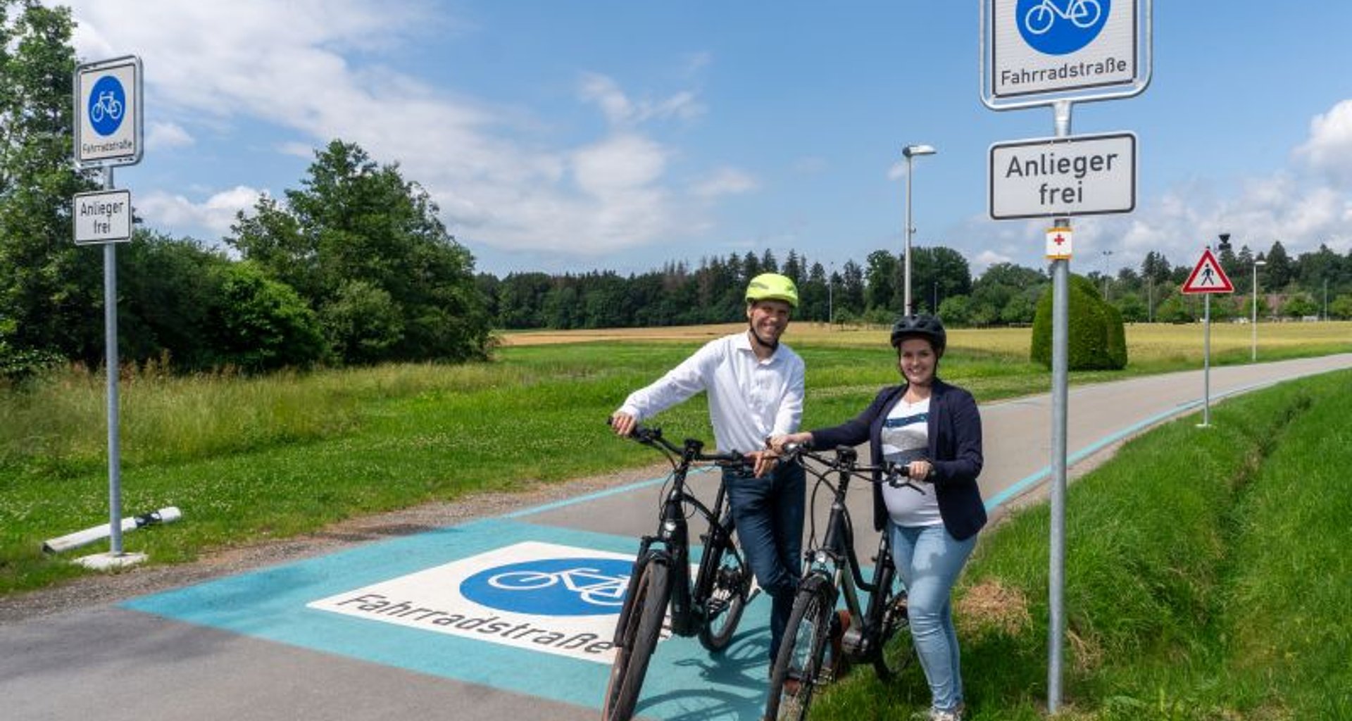 Fahrradstraße der Stadt Ravensburg mit einer Frau und einem Mann und deren Fahrrädern
