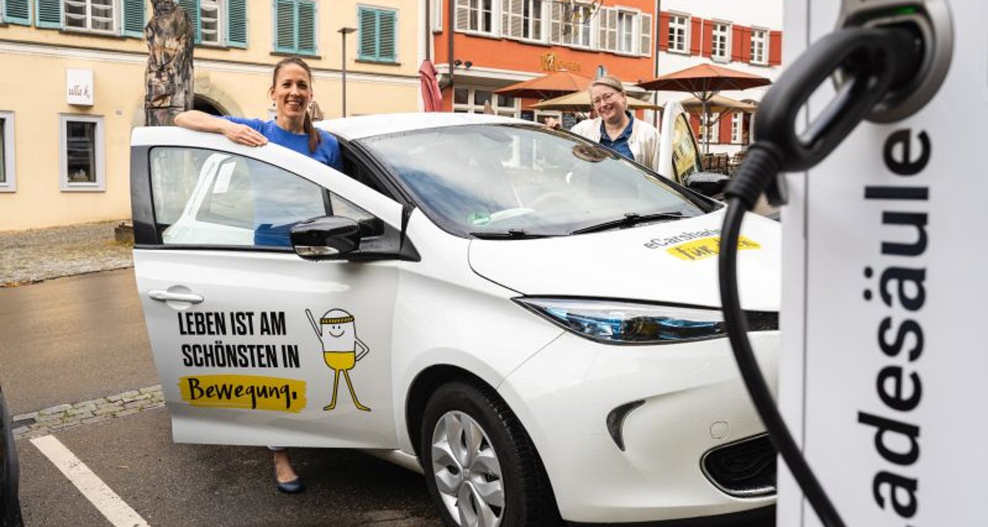 Zwei Frauen stehen neben einem Carsharing-Fahrzeug in Ravensburg