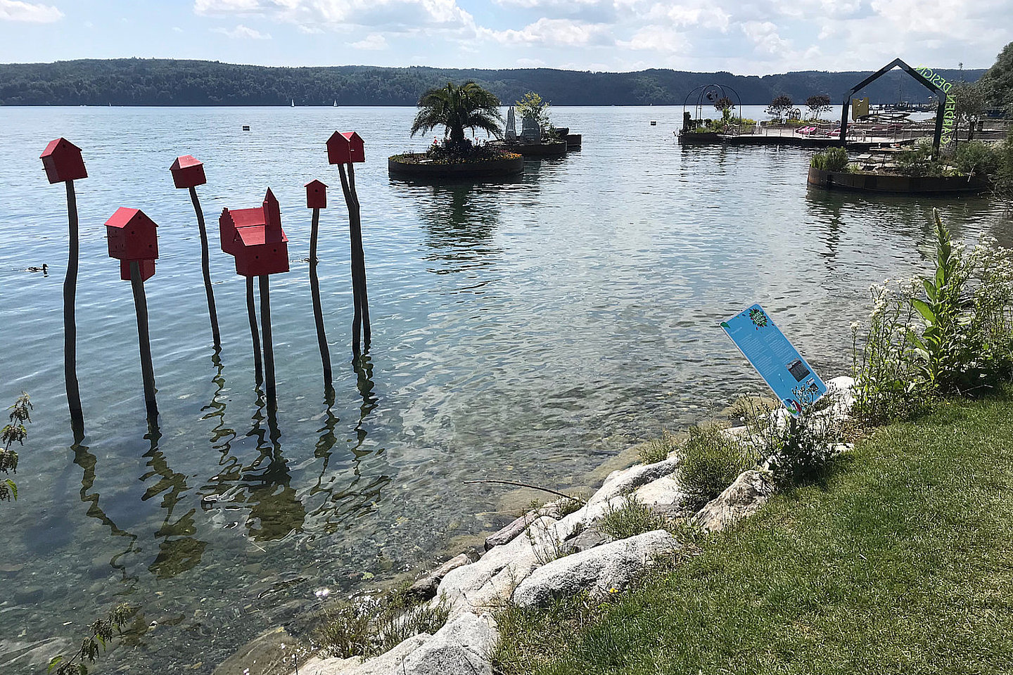 Ein Bild vom Bodensee mit schwimmenden Gärten und im Wasser auf Stelen stehenden Vogelhäusern