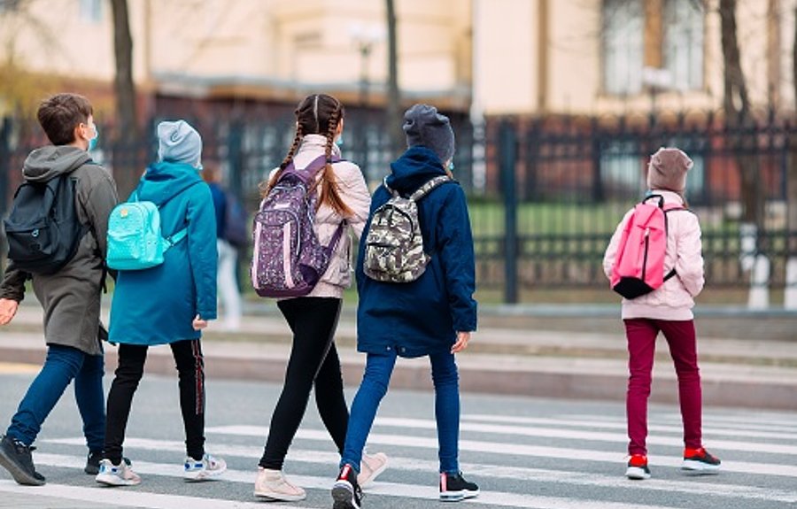 Schulkinder auf Fußgängerüberweg