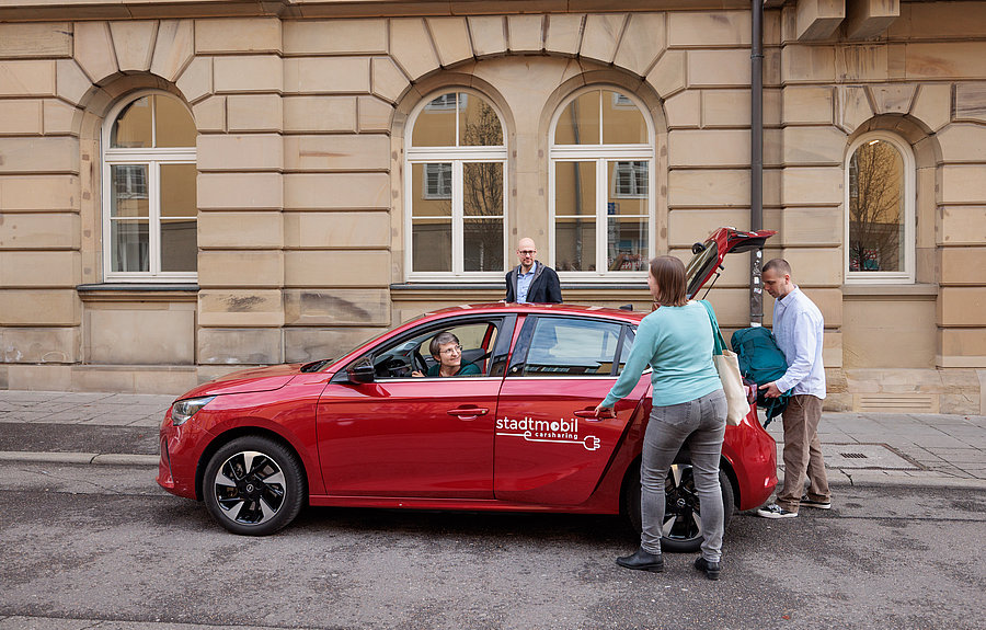 Mitfahrende am Carsharing-Fahrzeug
