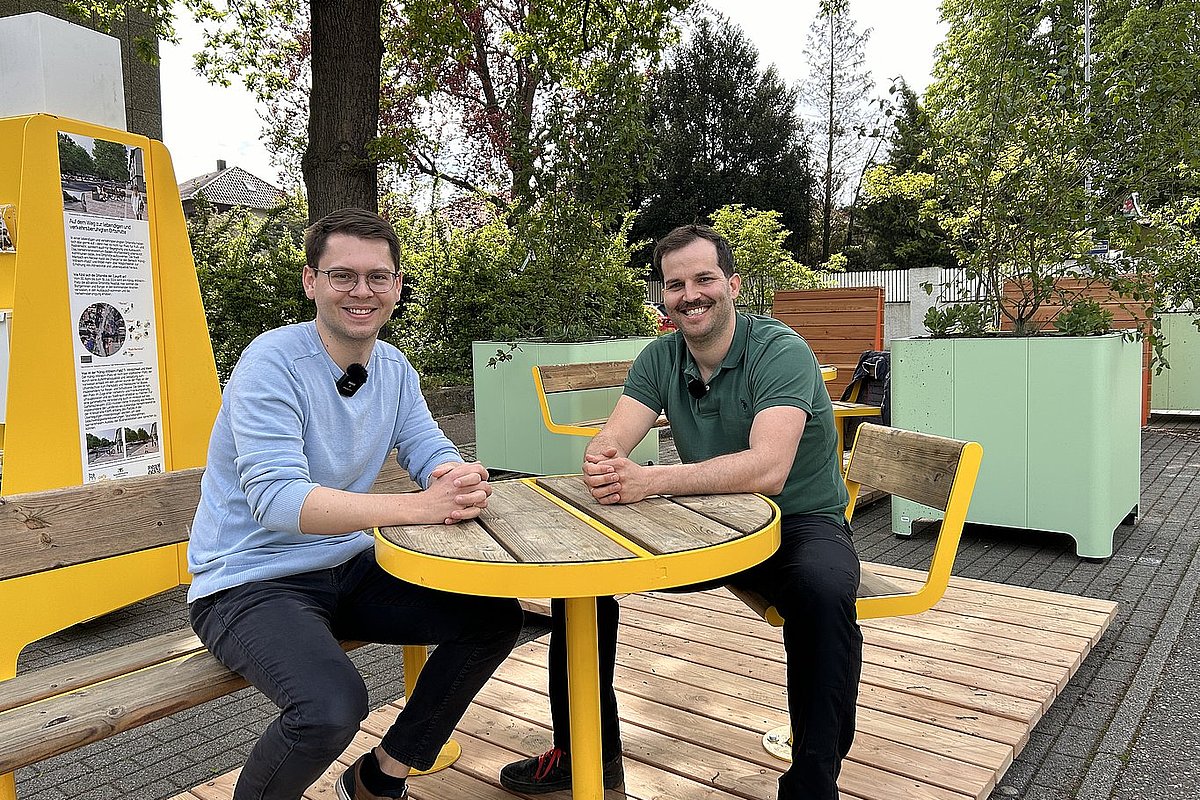 Janus Baldermann und Mathias Schmid nutzen die temporären Möbel.