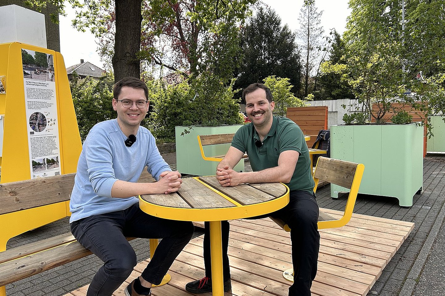Janus Baldermann und Mathias Schmid nutzen die temporären Möbel.