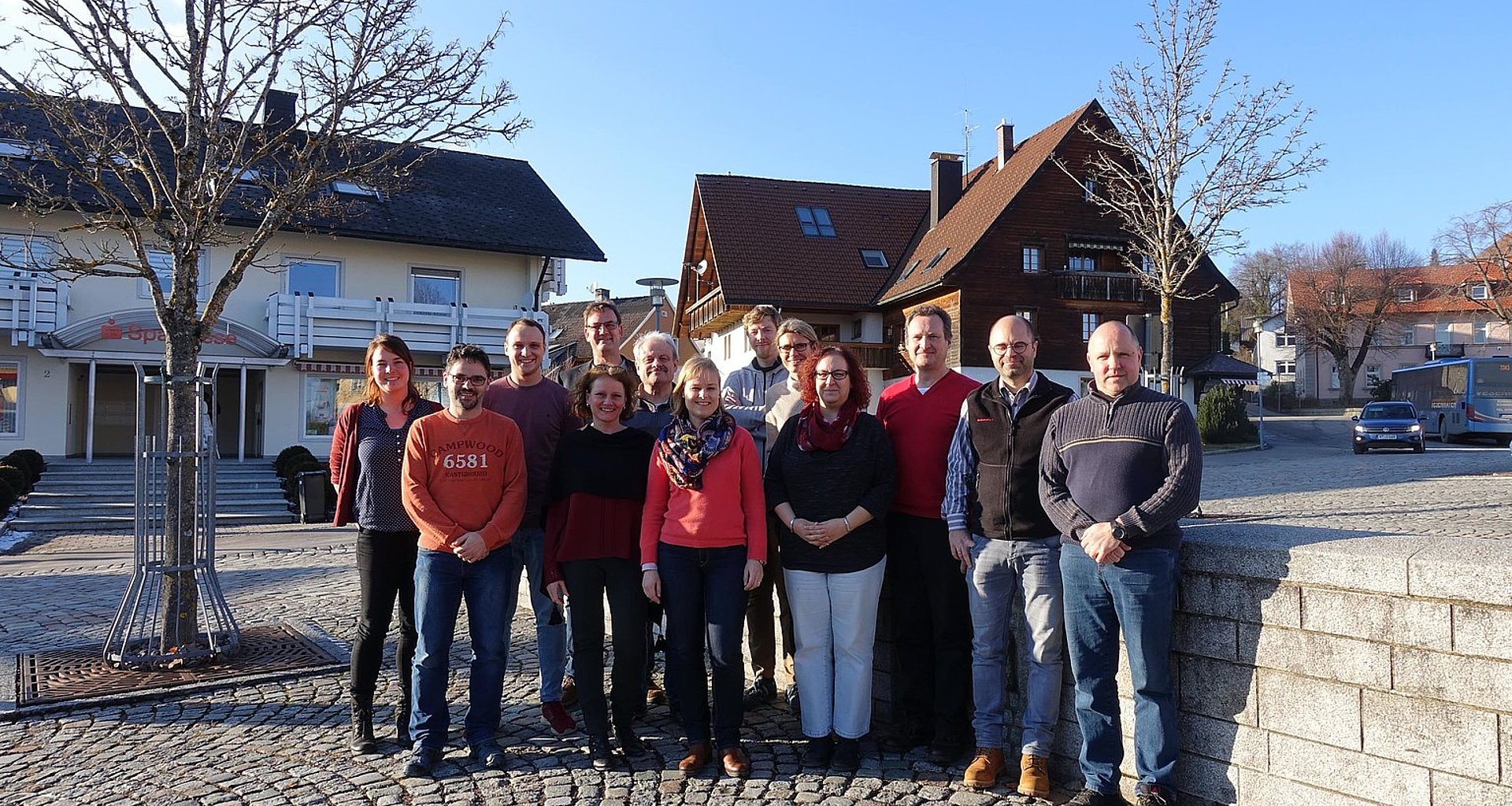 Foto zeigt eine Gruppe nebeneinander stehender, lächelnder Menschen die am 1. kEEN teilgenommen haben.