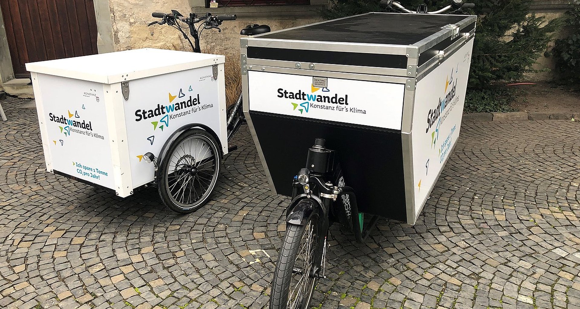 Foto zeigt zwei Lastenräder welche die Aufschrift "Stadtwandel. Konstanz fürs Klima" tragen.