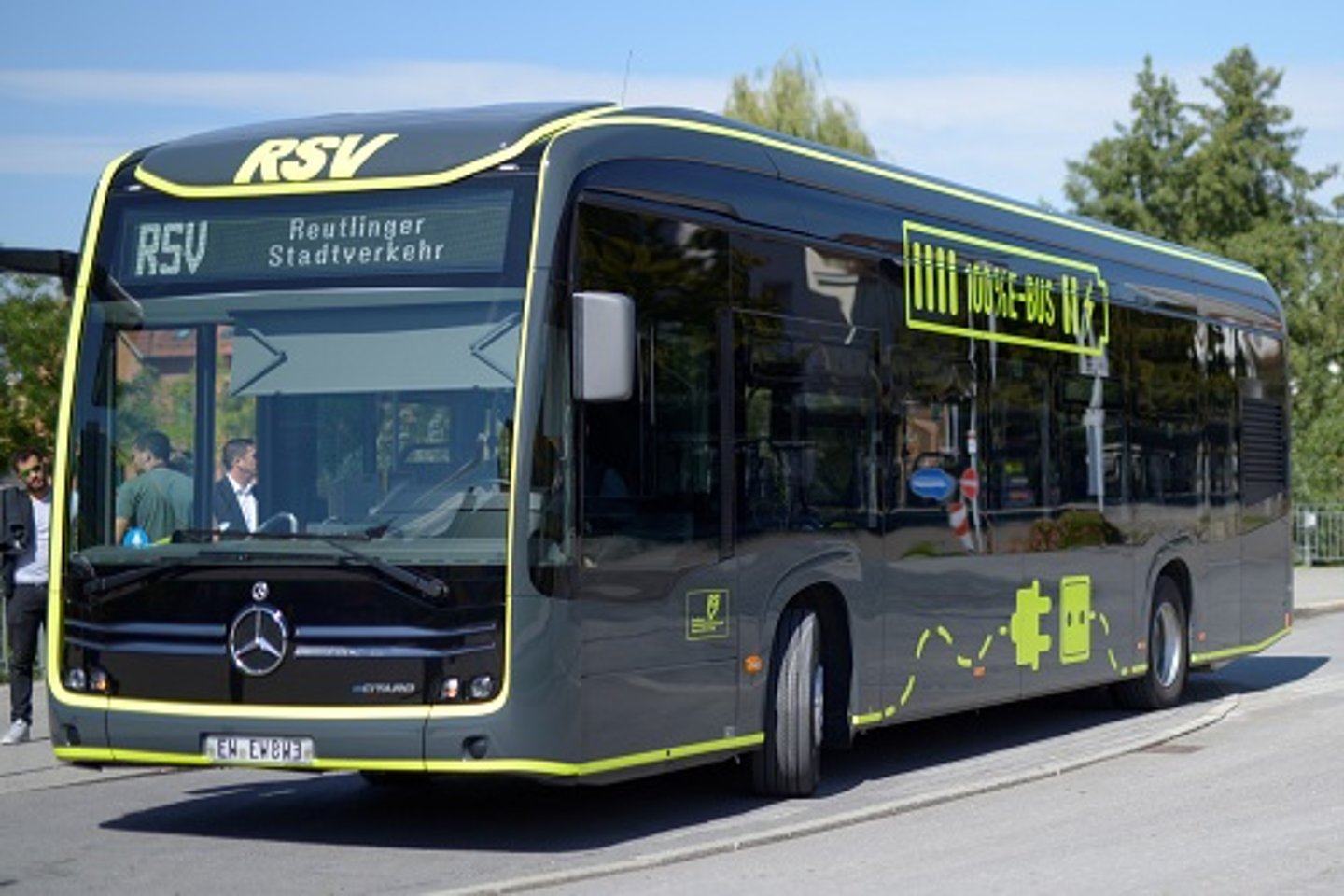 Nahaufnahme eines schwarz lackierten und gelb beklebten E-Busses der Reutlinger Stadtverkehrsgesellschaft.