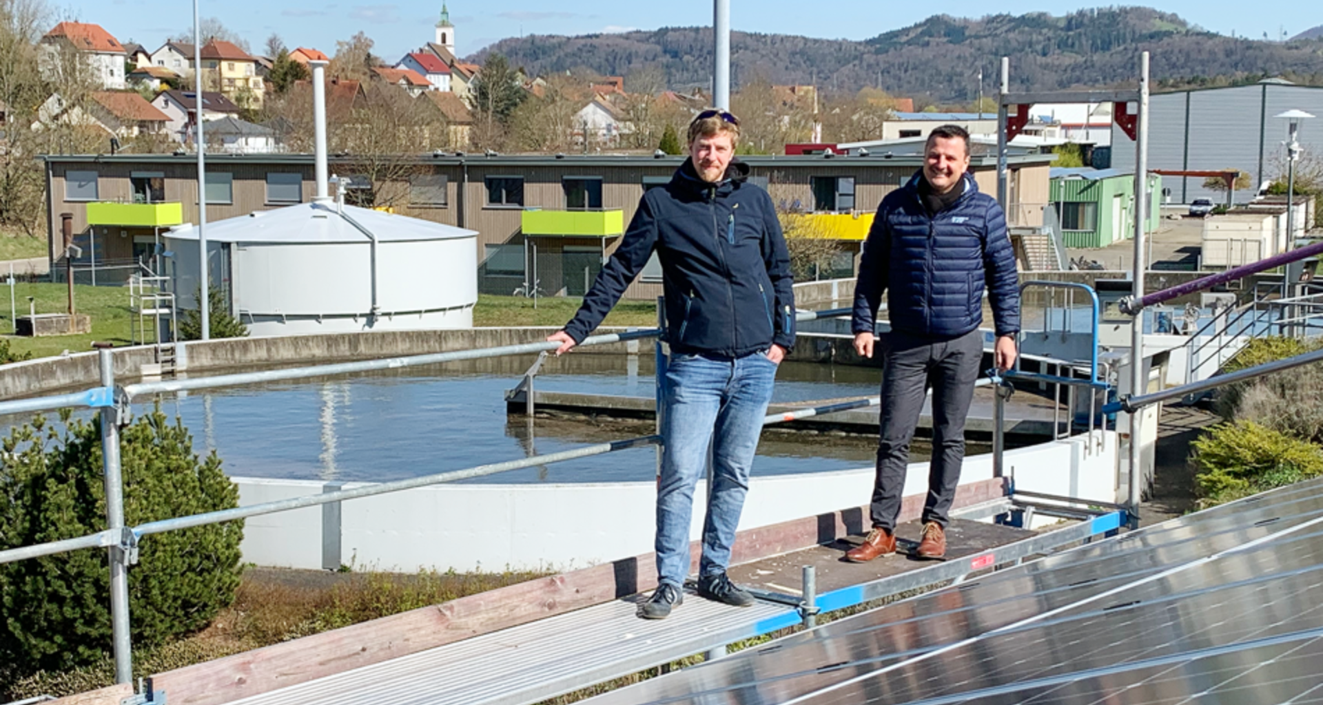 Foto zeigt Maximilian Rüttinger und Murgs Bürgermeister Adrian Schmidle vor einer Kläranlage.