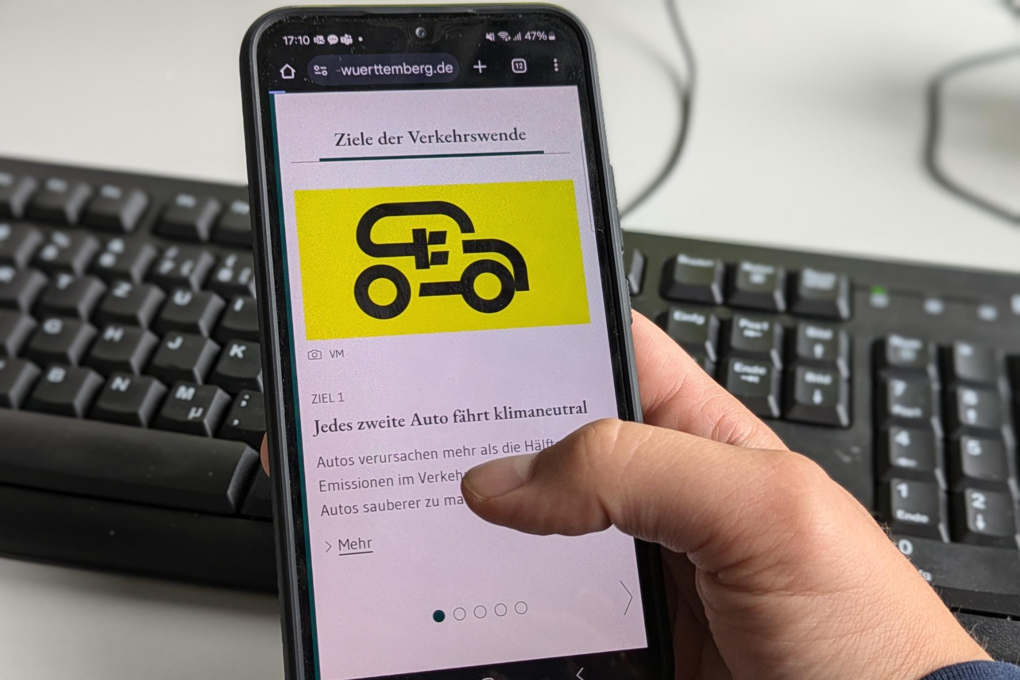 Auf einem Smartphone wird der KlimaMobilitätsMonitor aufgerufen.