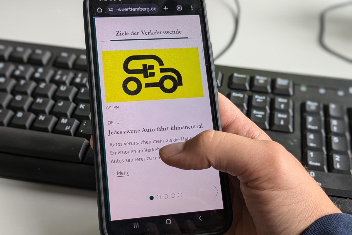 Ein Smartphone auf dem der KlimaMobilitätsMonitor aufgerufen wird.