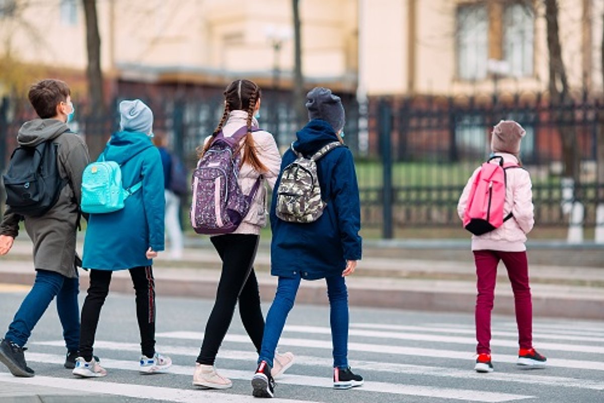 Schulkinder auf Zebrastreifen