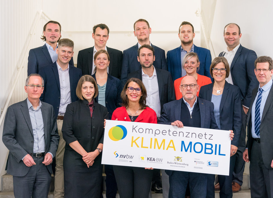 Gruppenfoto Gründung Kompetenznetz Klima Mobil mit Verkehrsminister