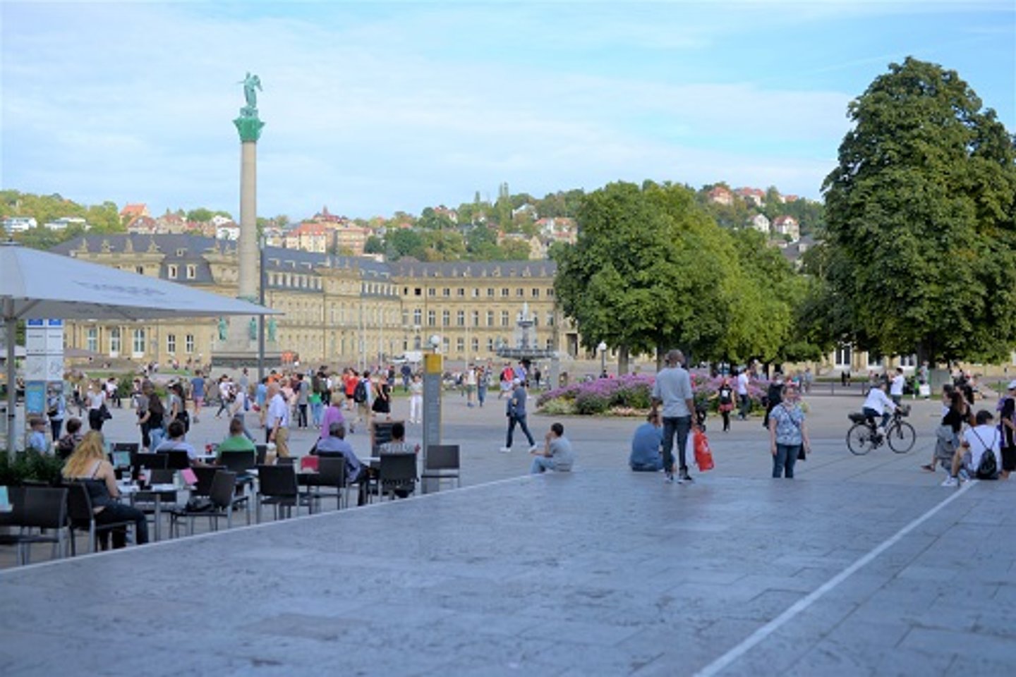 Blick auf den Schlossplatz und neues Schloss Stuttgart