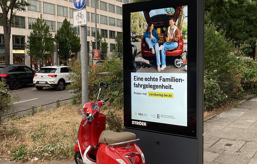 Motiv Familie Carsharing-Kampagne Werbefläche mit Familienmotiv und Carsharing-Auto