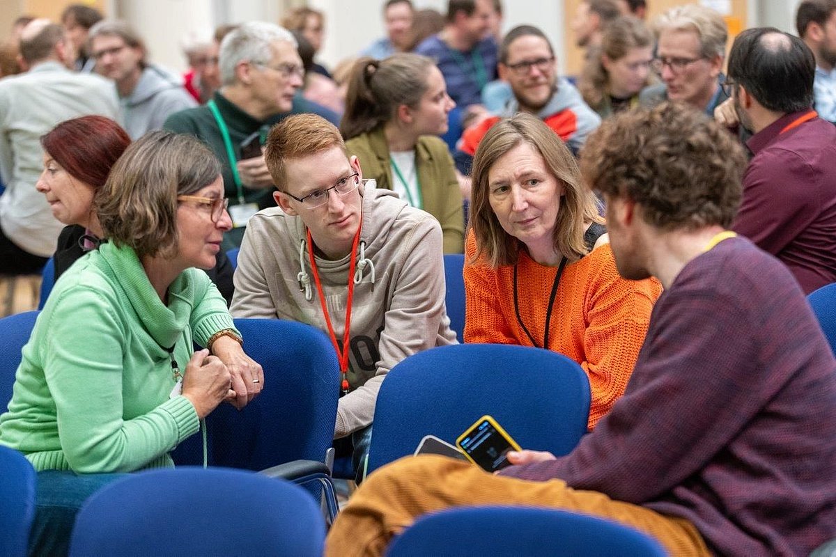 Menschen unterhalten sich bei dem Netzwerktreffen 