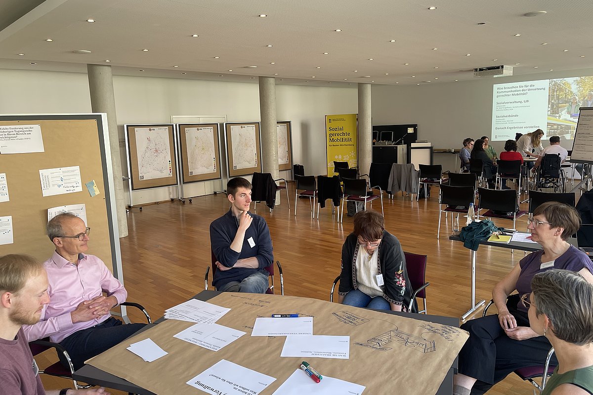 2 Gruppen diskutieren beim Auftakt zur Tagungsreihe „Gerechte Mobilität in der Umsetzung"