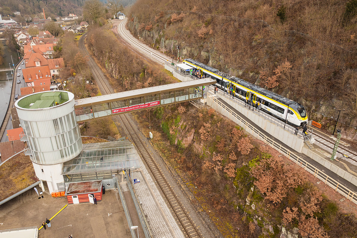 Eröffnung Hermann-Hesse-Bahn Blick auf die Hermann-Hesse-Bahn und Fahrgäste von oben