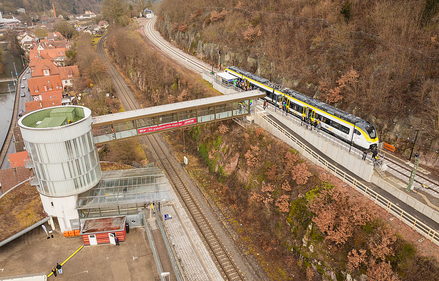 Blick auf die Hermann-Hesse-Bahn und Fahrgäste von oben