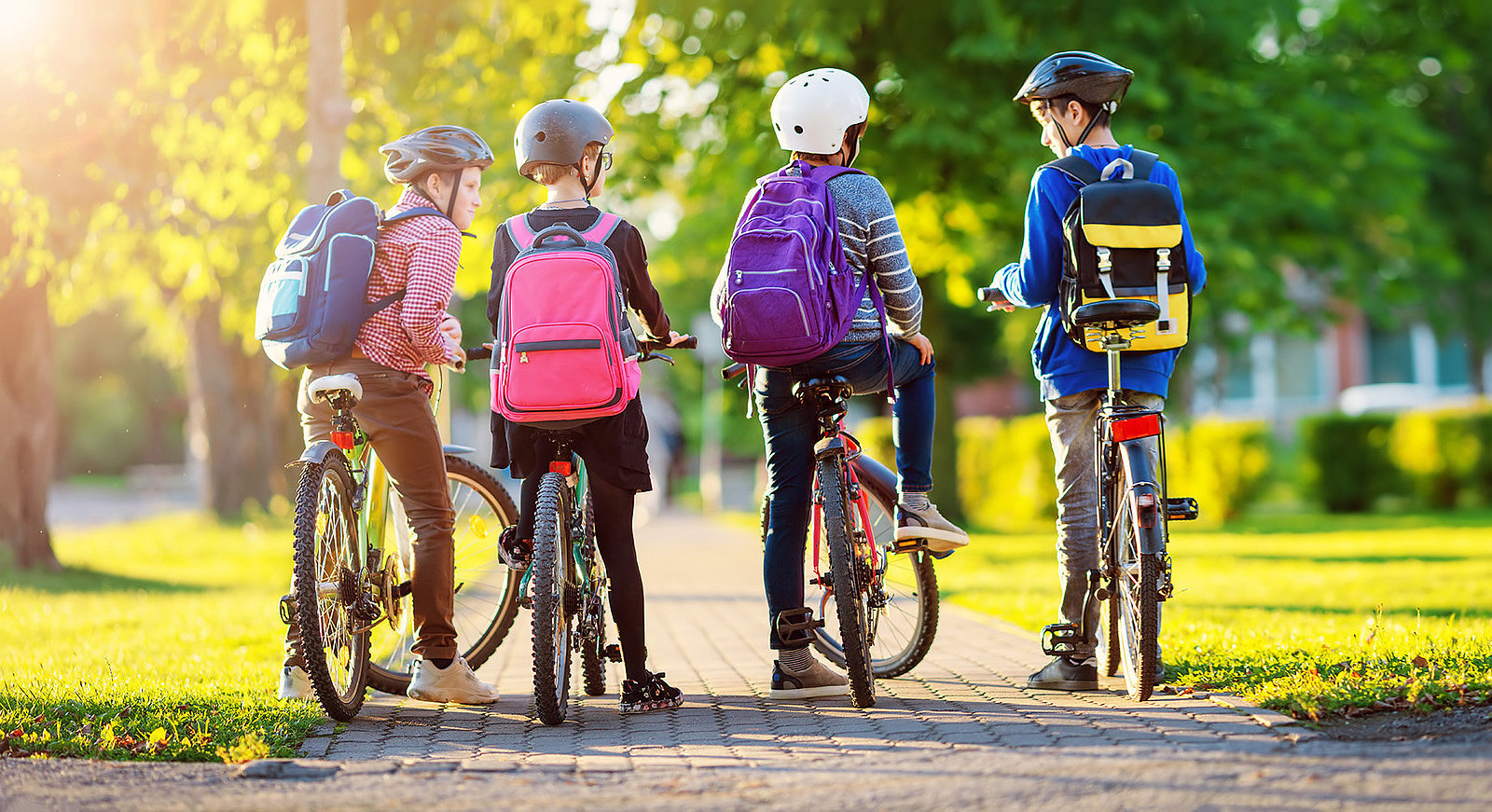 Kinder mit Fahrrädern auf dem Weg zur Schule