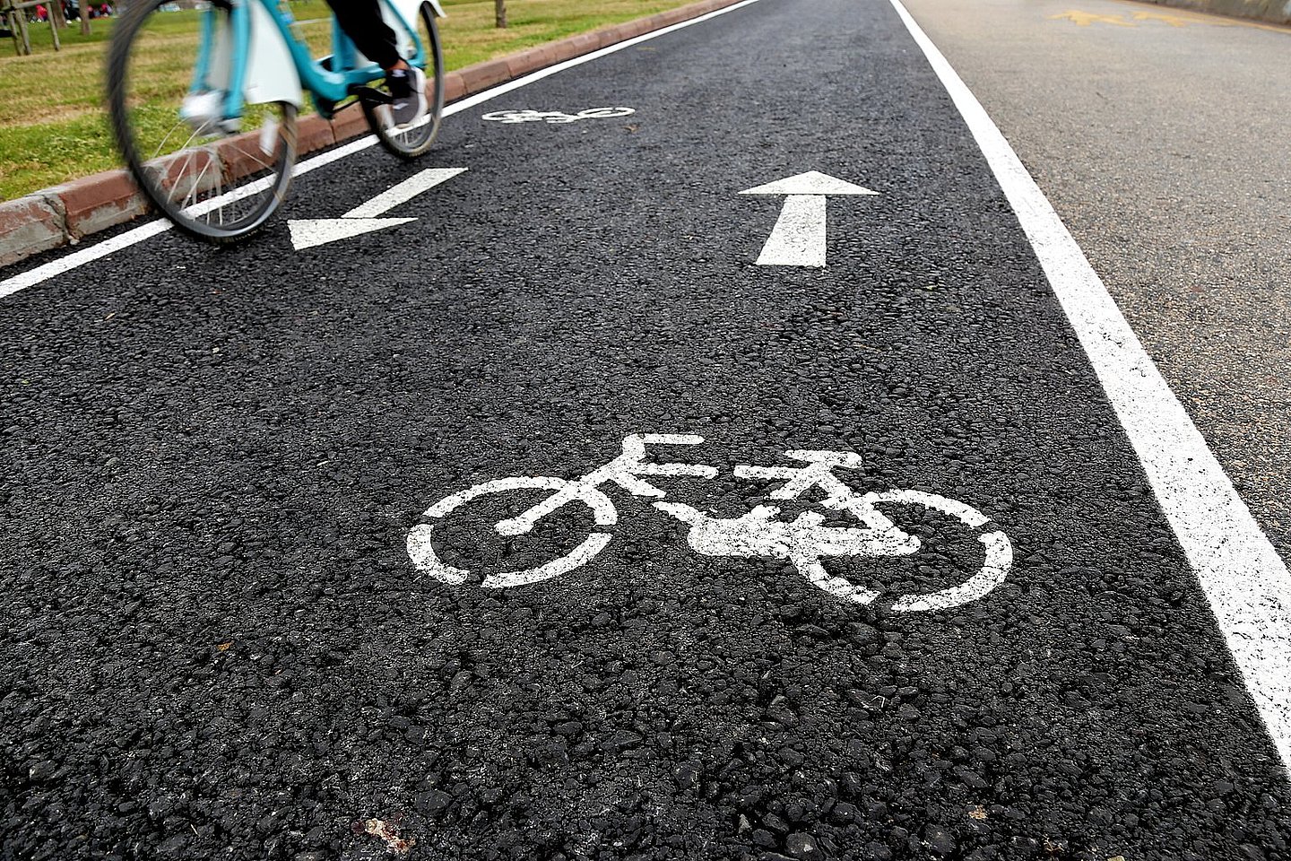 Foto eines Fahrradwegs mit Rad in Bewegung