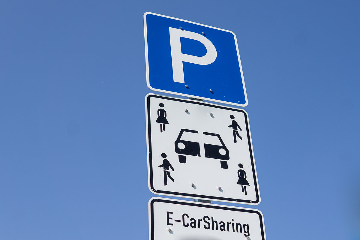 Parkplatzschild E-Carsharing vor blauem Himmel