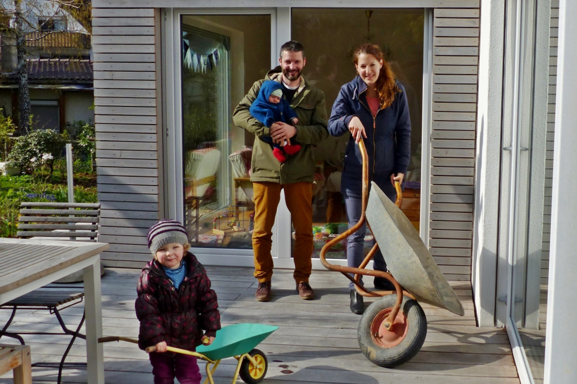 Eine Familie mit Schubkarren auf der Terrasse