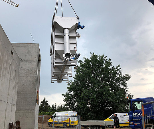 Anlieferung eines Wärmeübertragers, mit welchem die zur Verfügung stehende Wärme auf das Wasser des Nahwärmenetzes übertragen wird. Bildquelle: Energiedienst AG.
