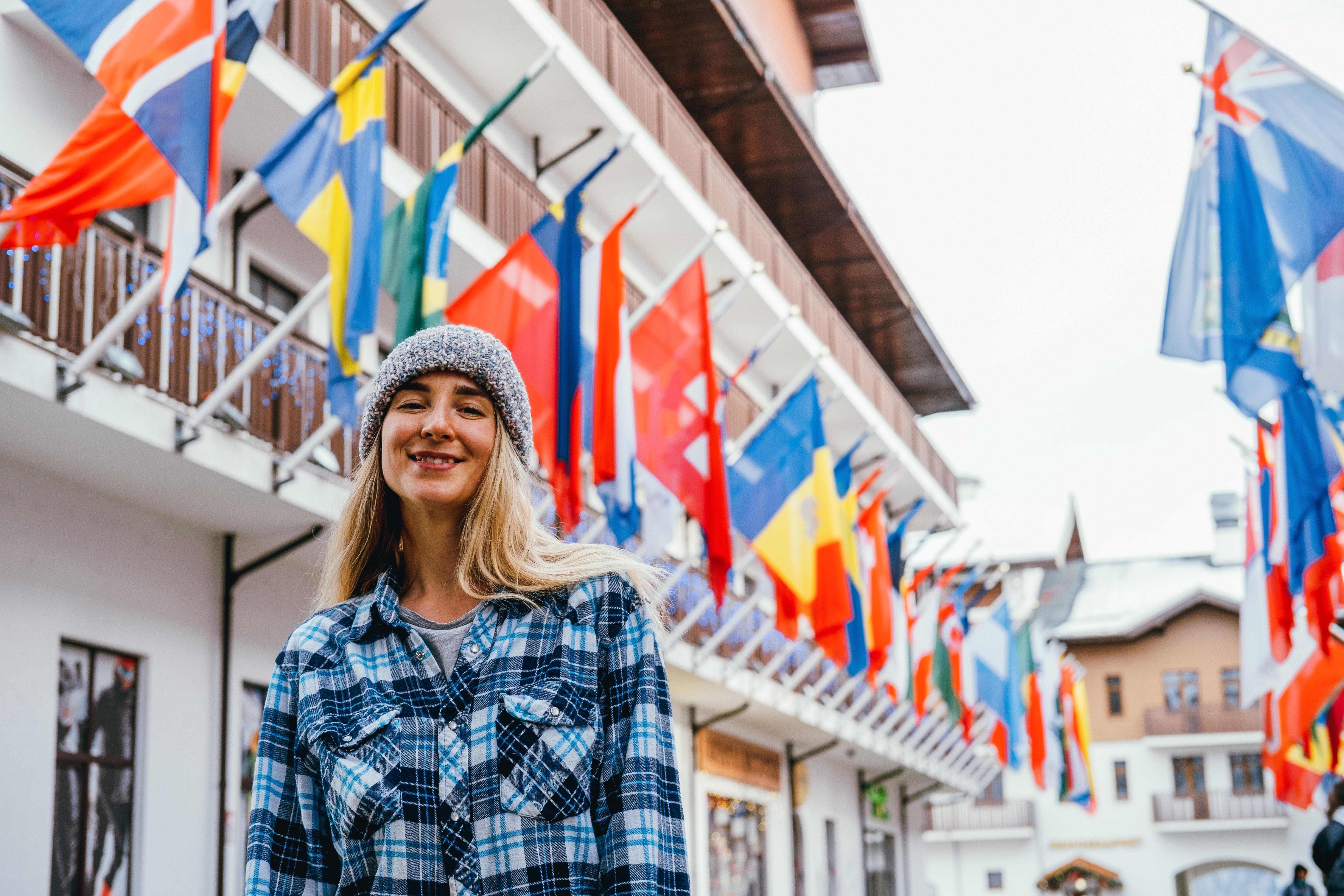 Frau steht vor Flaggen