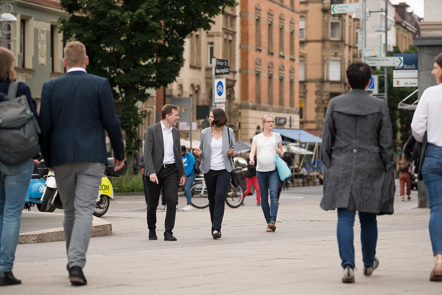 Menschen sind zu Fuß auf der Straße in einer Stadt unterwegs