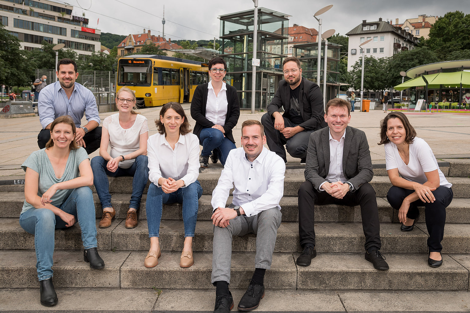 Teambild auf Treppe Marienplatz Stuttgart, Link zu Team