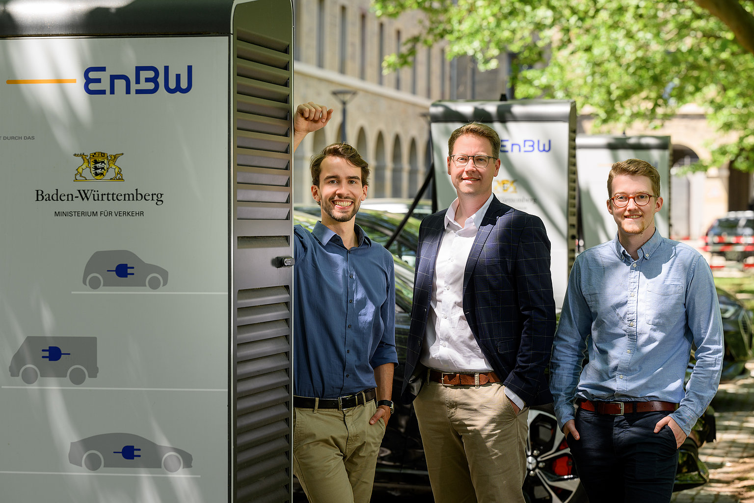 Team Förderprojekte E-Mobilität mit Julian Lotz, Simon Kaser und Luis Karcher neben Schnellladesäule